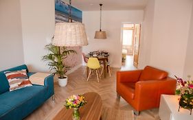 Beachhouse Anna, 1 Minute Walk To The Beach And Centre Of Katwijk, Free Private Parking Next To The House !